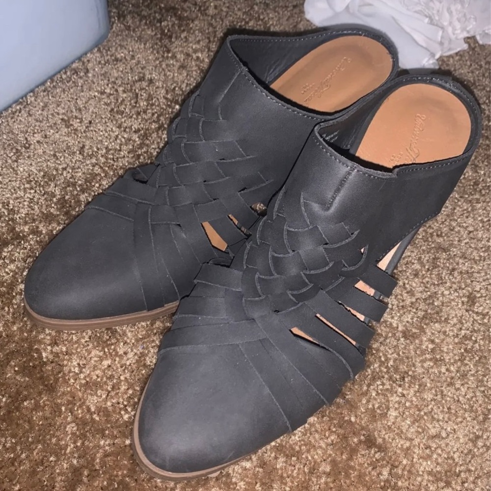 UNIVERSAL THREAD HEELS